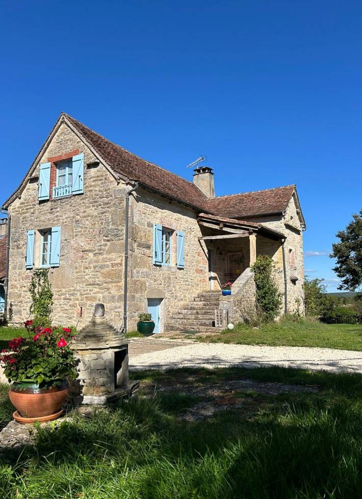 Gîte pour 7 personnes, avec jardin ainsi que terrasse et piscine