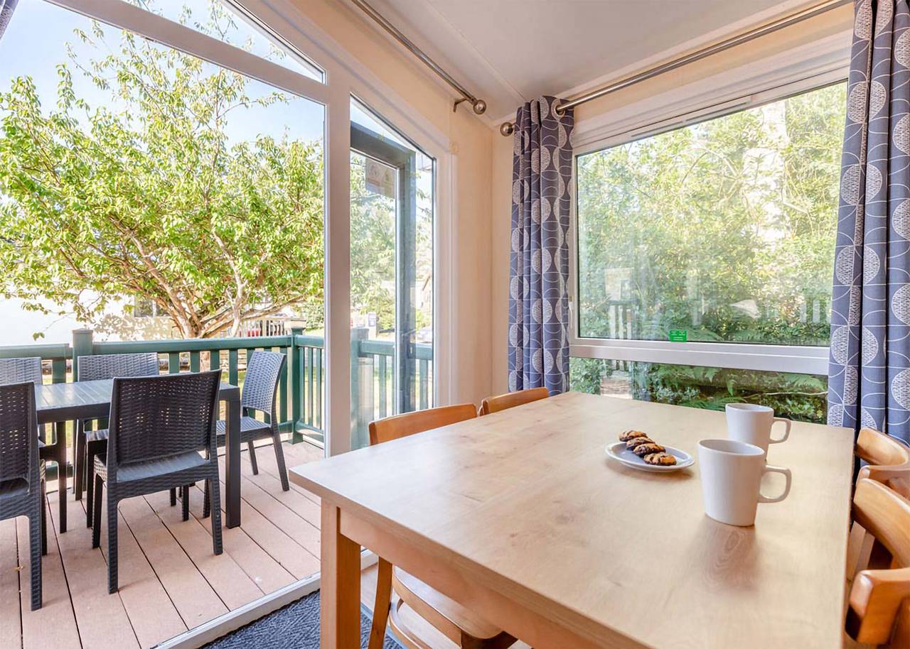 Superior Lodge with ensuite & decking in St. Helens, Isle of Wight