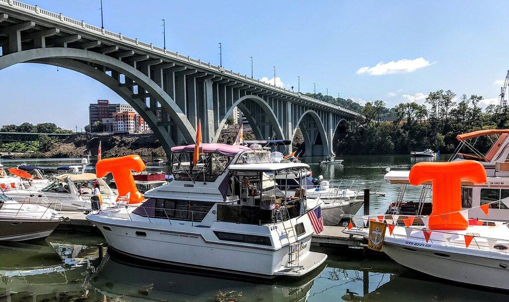 Wunderschönes 70 'Hausboot mit Partydeck auf dem Dach. Dt Knox zu Fuß erreichbar in Knoxville, Knox County (TN)