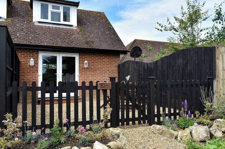 Cottage for 2 people, with yard, with pets in Canterbury