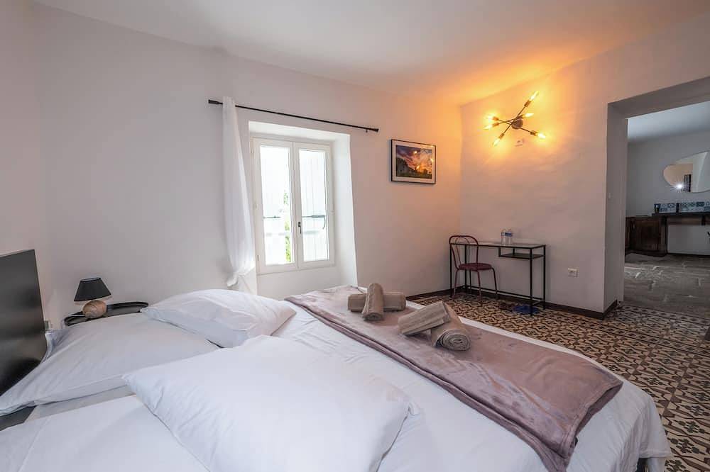 Suite Chevalier Loup - Chambre Double avec Salle de Bains Privative in Pompignan, Région du Vigan