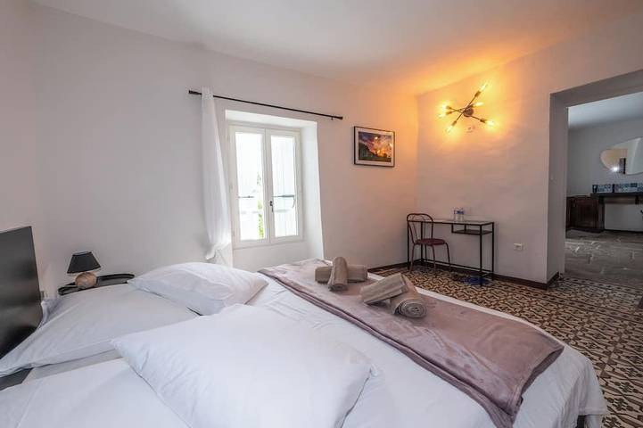 Chambre d’hôte pour 2 personnes, avec Piscine à Pompignan