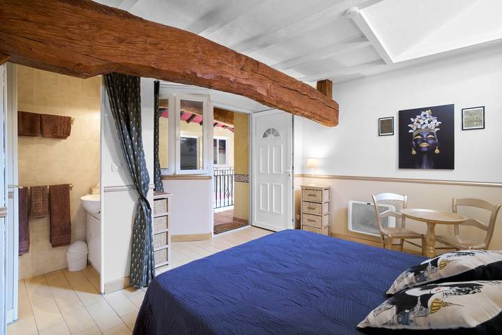 Elegant Périgord: 'Le Pré Fleuri' Guest Room with Pool in the Heart of Ribéracois in Saint-Sulpice-de-Roumagnac, Périgord Vert