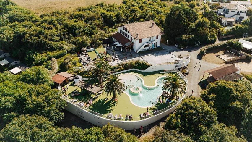 Camping pour 4 personnes, avec vue ainsi que jardin et piscine, animaux acceptés à Bidart - 2