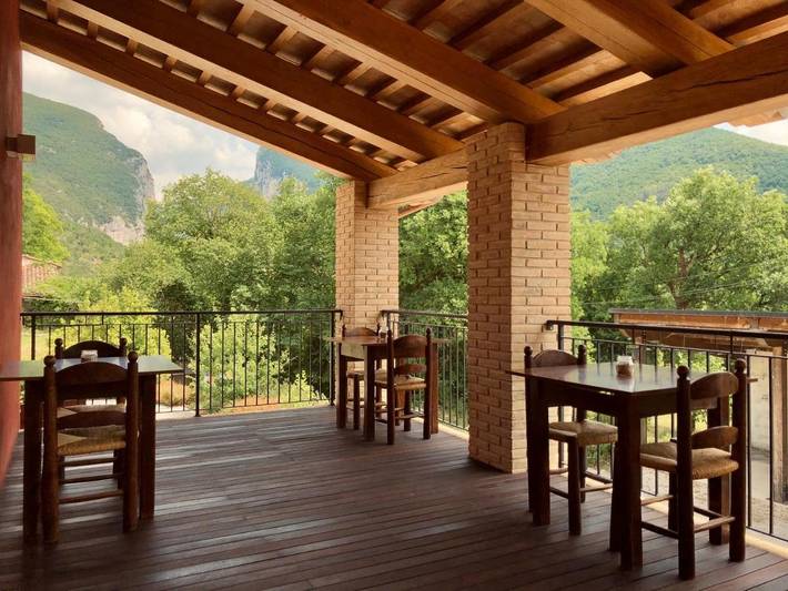 Albergo a gestione familiare per 2 persone, con panorama e giardino nelle Marche
