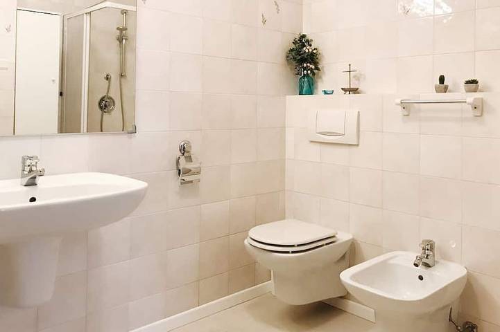 Appartement entier, Calme, proche de la Plage et Spacieux avec Parking Privé. Animaux Acceptés. in Riva del Garda, Montagnes autour du lac de Garde