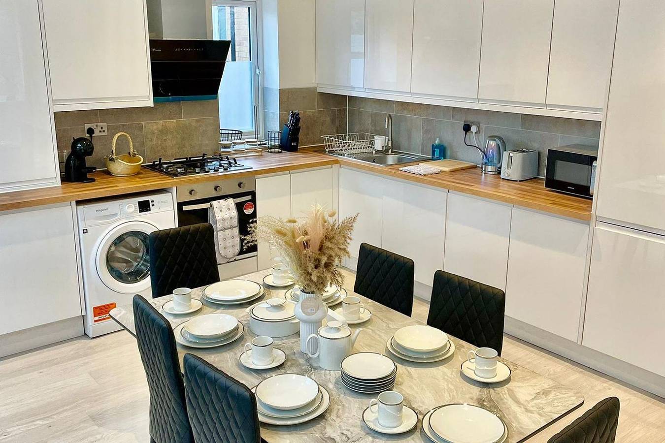 Entire holiday apartment, 3 Bed Flat - Sleeps 6 - Parking - Wifi in King's Hedges Ward, Cambridge