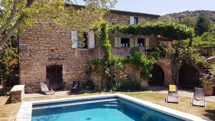 Cottage pour 6 personnes, avec vue ainsi que jardin et piscine à Rochecolombe