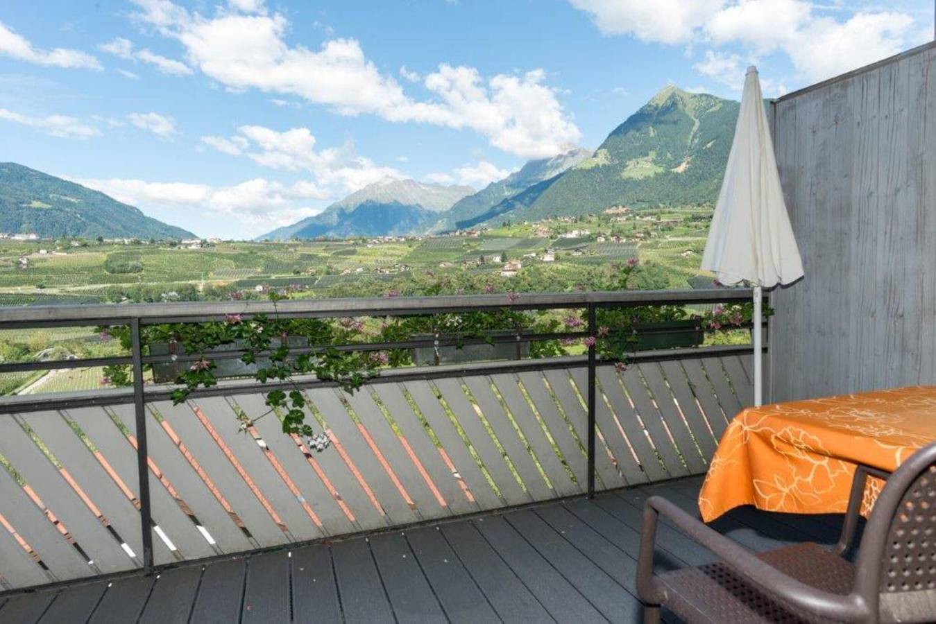 Ganze Wohnung, Ferienwohnung 'Superior 3' mit Bergblick, Gemeinschaftsterrasse und Wlan in Schenna, Sarntaler Alpen