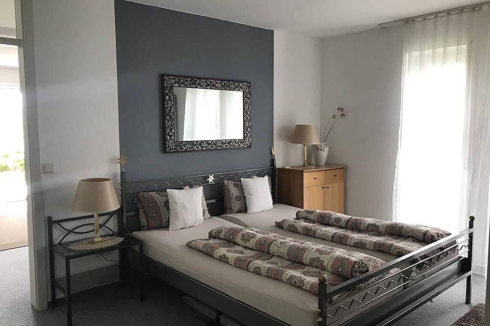 Ganze Wohnung, Helles Appartement (48 qm) für bis zu 4 Personen mit Terrasse und Aussicht über das Saaletal in Bad Bocklet, Rhön-Bayern