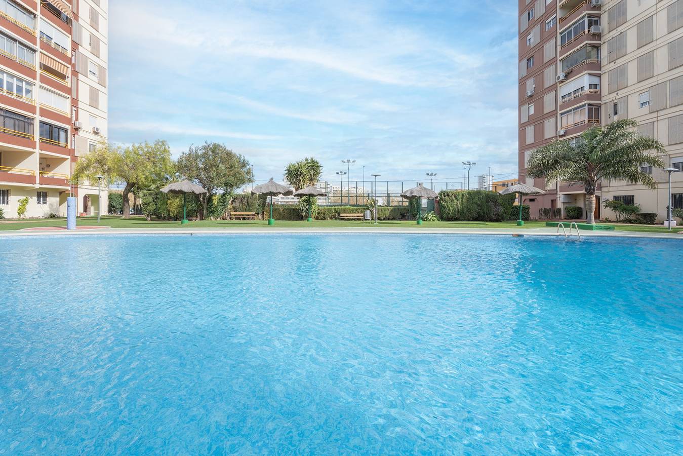Apartamento entero, Apartamento 'Mabel' con piscina compartida, Wi-Fi y aire acondicionado in Playa Puebla de Farnals, Puebla de Farnals