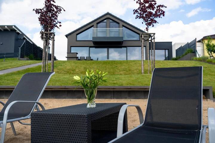 Ferienhaus für 8 Personen, mit Balkon und Terrasse sowie Garten und Sauna in Löbnitz