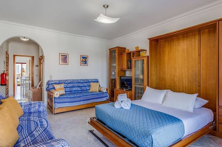 Ganze Wohnung, Serene Apartment W/ Balcony and Pool by LovelyStay in Quarteira, Faro Distrikt