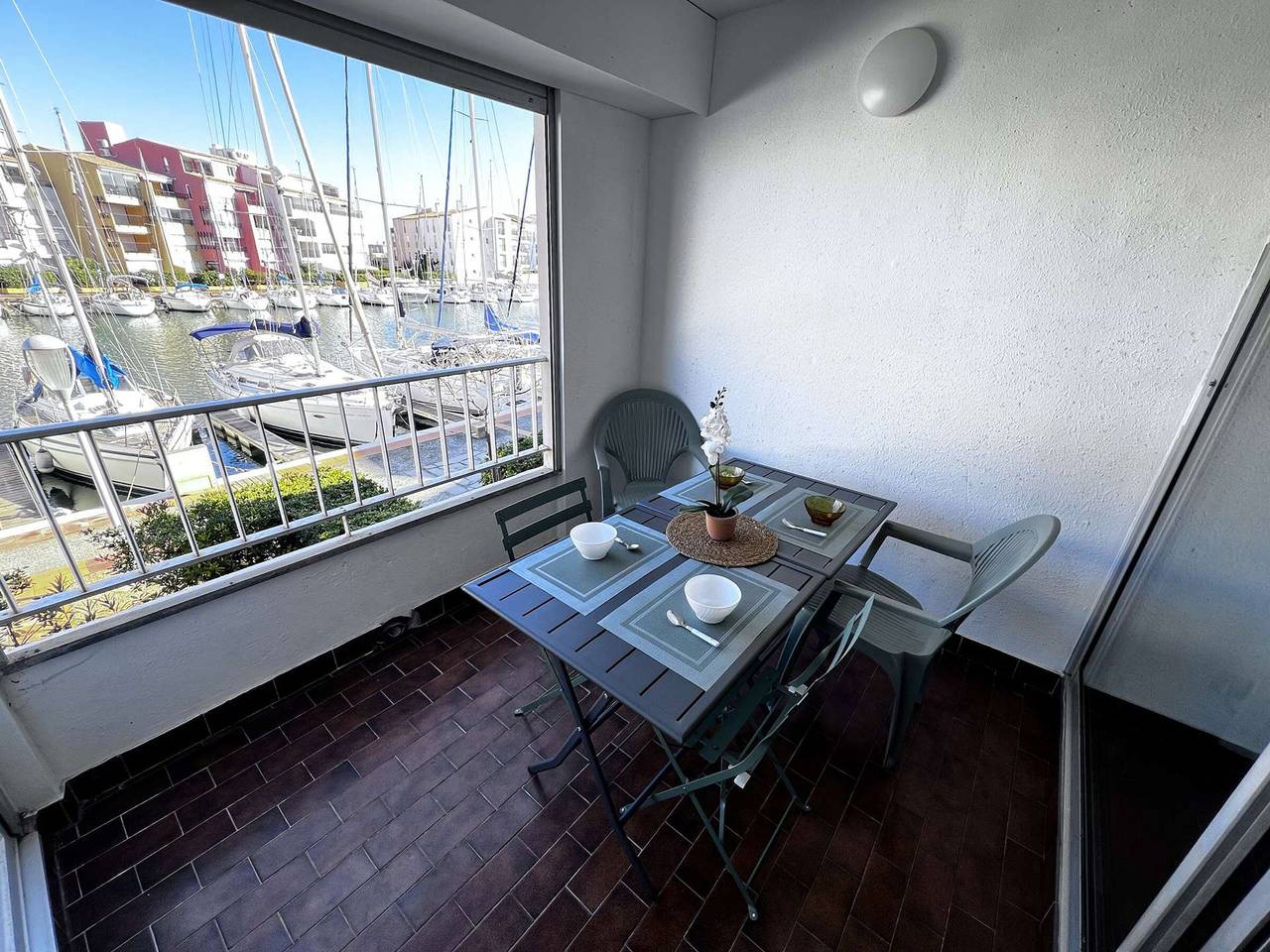Studio entier, Studio Cabine Calme, Vue Canal, Proche Plage et Commerces in Cap d'Agde, Agde