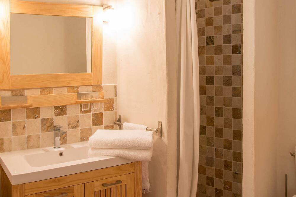 Gîte de charme. Uzès . 2 Ch   2 Sdb. Climat. Wifi. Piscine. Terrasse.  Parking. in Uzès, Région de Nîmes