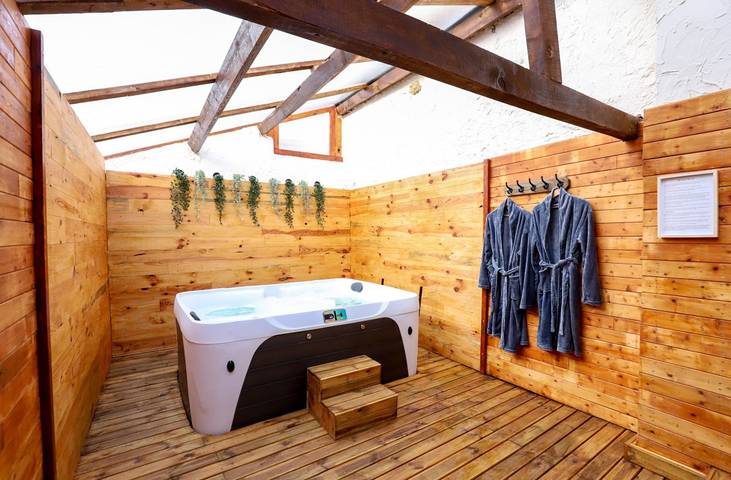 Gîte pour 6 personnes, avec terrasse et jacuzzi dans Indre