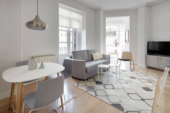 Vacation rental for 3 people, with balcony in San Sebastian