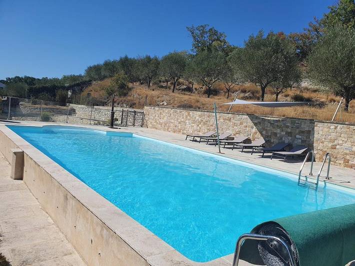 Location de vacances pour 10 personnes, avec vue ainsi que piscine et jardin à Saint-Just-et-Vacquières