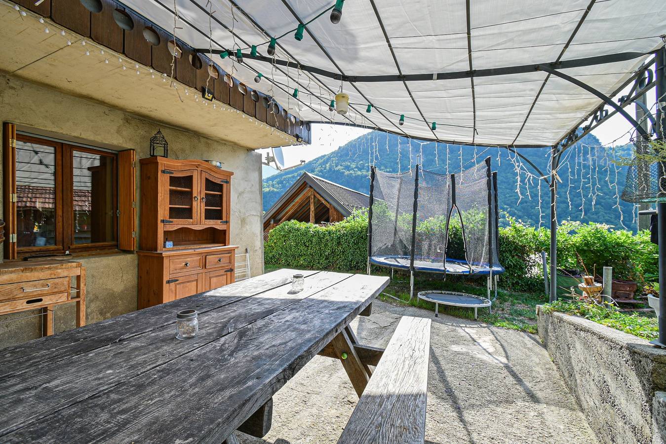 Appartement entier, Appartement dans maison avec vue montagne, terrasse privée et Wi-Fi in Saint Ferréol, Région d'Annecy