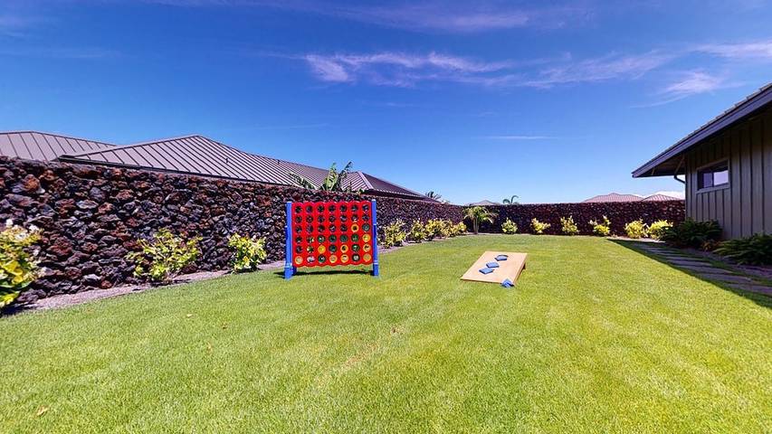 Vacation rental for 11 people, with yard and hot tub in Waikoloa Village