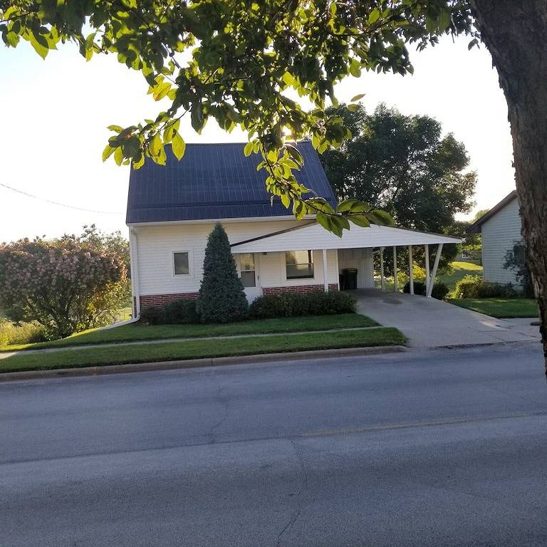 Cottage on Main/Monona Iowa is in the middle of everything in the driftless area in Iowa