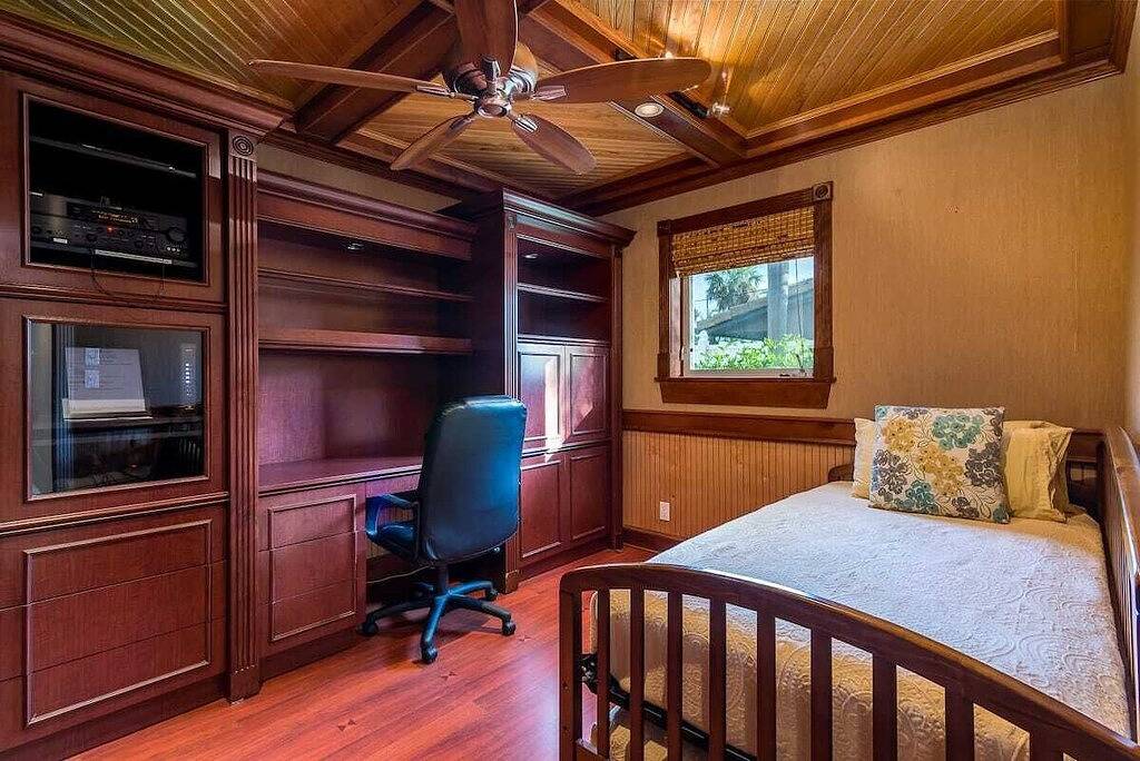 Palm Villa: New Remodel / Waterfront / Salt Water Pool! in Garden Isles, Pompano Beach