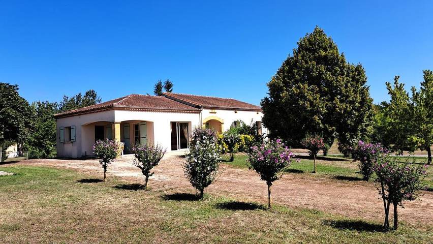 Location de vacances pour 8 personnes, avec Terrasse ainsi que Jardin et Vue à Marsalès