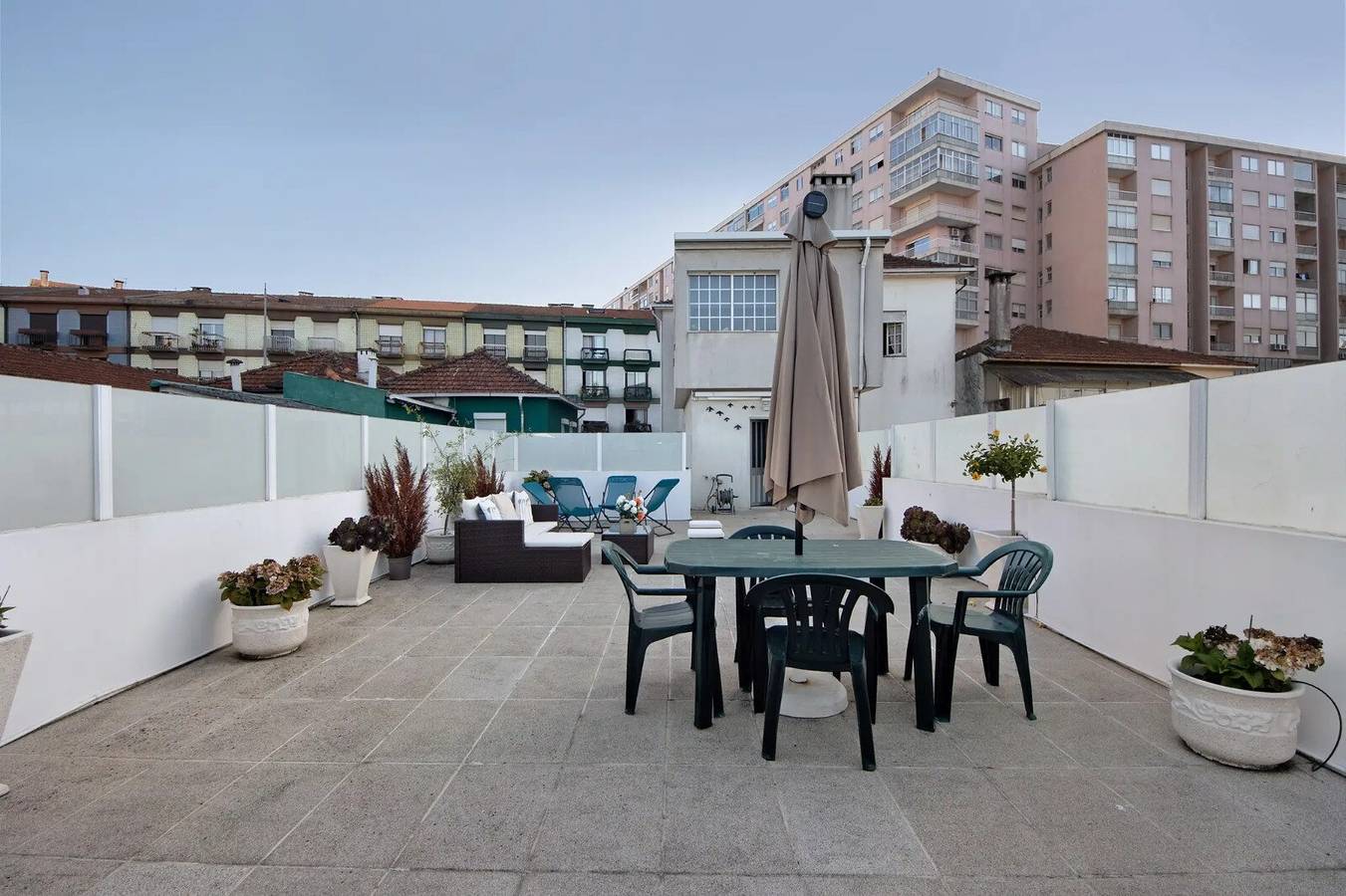 Casa de Férias 'Douro Garden Home Rooftop' com Terraço Privado, Wi-Fi e Ar Condicionado in Mafamude e Vilar do Paraíso, Distrito do Porto