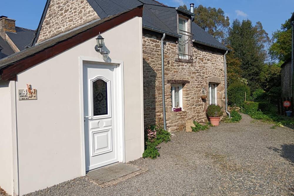 Gîte Le Cheval qui Rit Breton house in quiet hamlet Pets welcome in Le Mené, Dinan und Umgebung