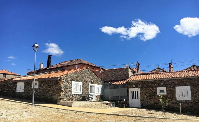 Location de vacances pour 4 personnes, avec jardin ainsi que piscine et vue dans Souto da Velha