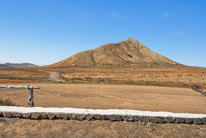 Casa Clarita: House with Mountain Views, Private Terrace, and Wi-Fi in Tindaya, La Oliva