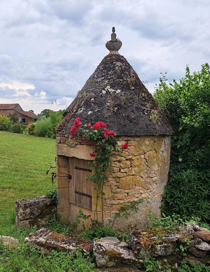 Location de vacances pour 2 personnes, avec terrasse ainsi que jardin et vue à Goujounac - 2