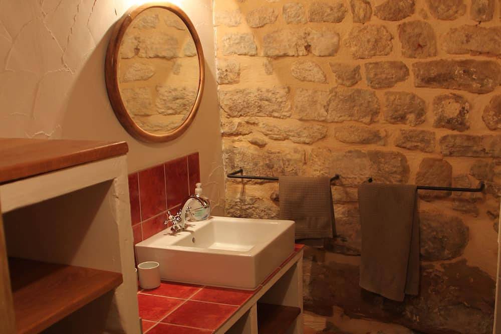 Ganze Wohnung, Schönes und authentisches Dorfhaus mit Aussicht in herrlicher Lage in Lacoste, Regionaler Naturpark Luberon
