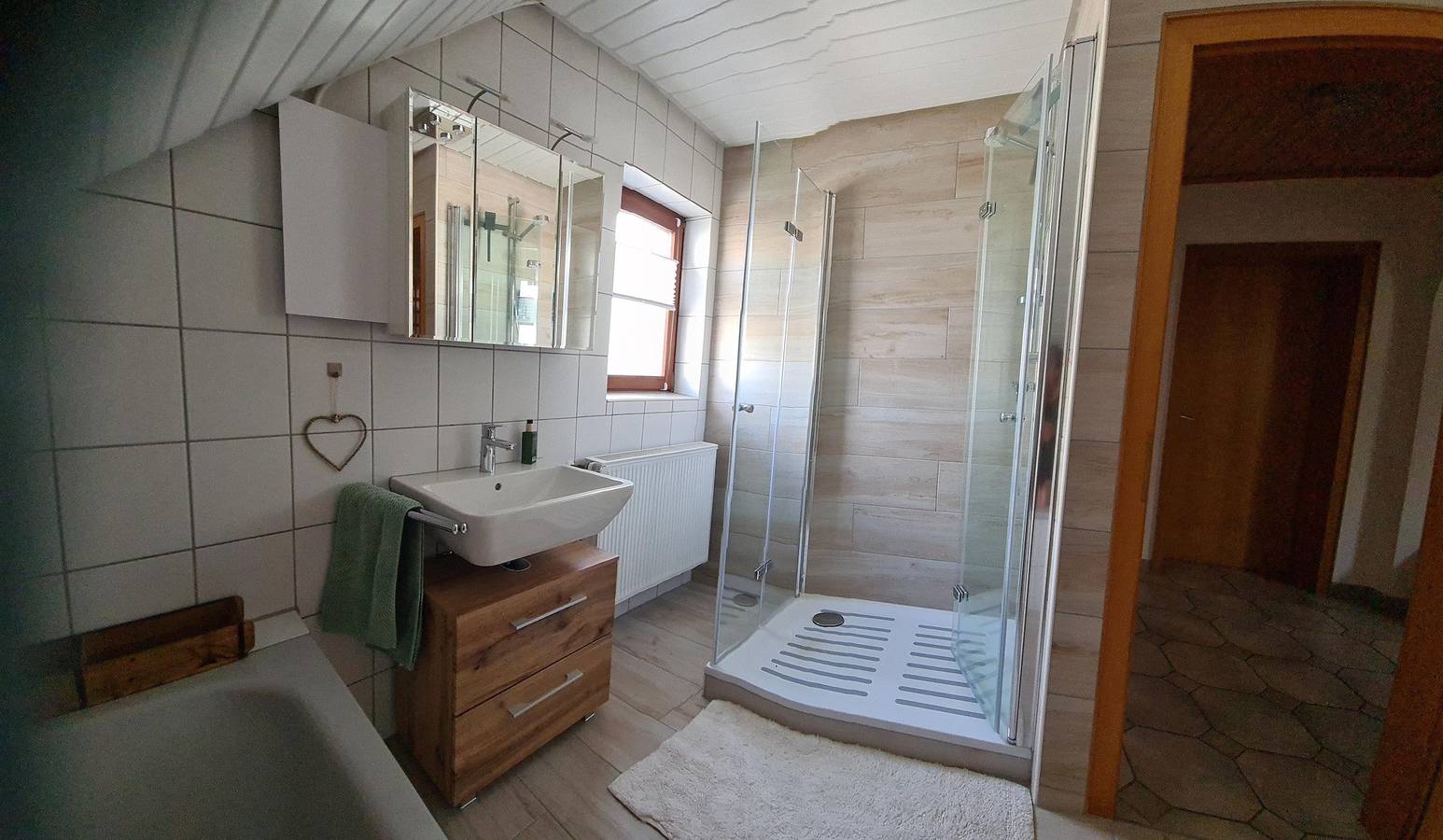 Ganze Ferienwohnung, 2 Schlafzi Fewo, Dusche und Bad, Wc, in Westerburg & Umgebung