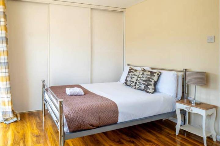 House Sleeps 5 - WiFi & Tv in Luton, Chiltern Hills
