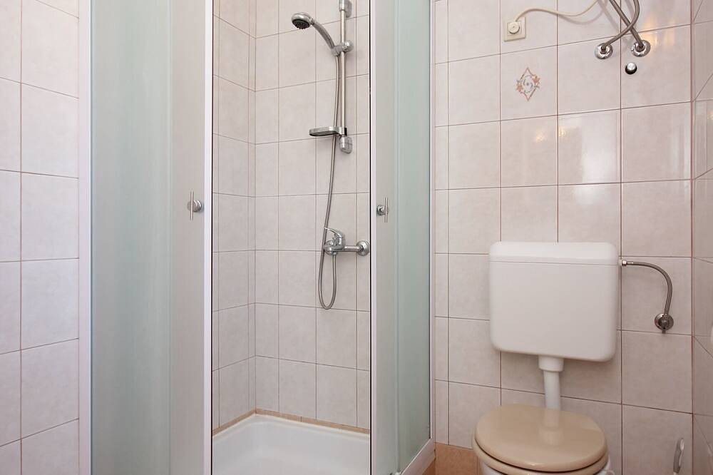 Ganze Wohnung, 1-Zimmer-Ferienwohnung mit Terrasse Ilovik, Losinj in Kvarner Inseln