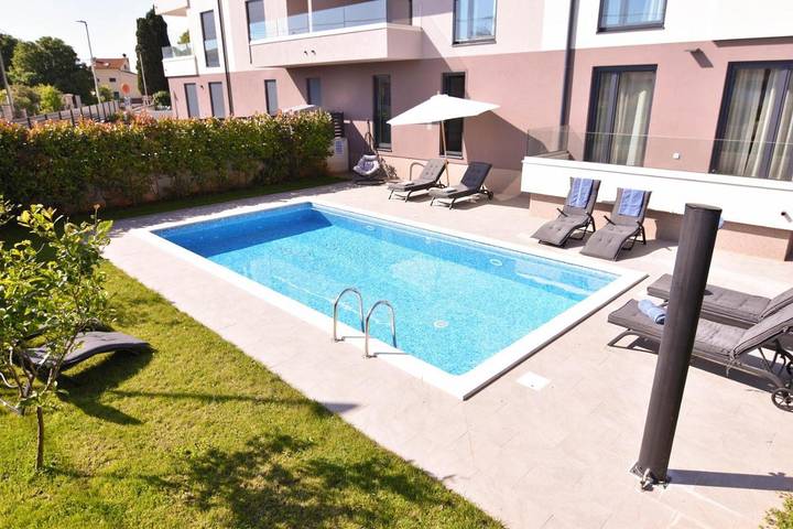 Apartamento de vacaciones para 4 personas, con vistas además de piscina y jardín - 1