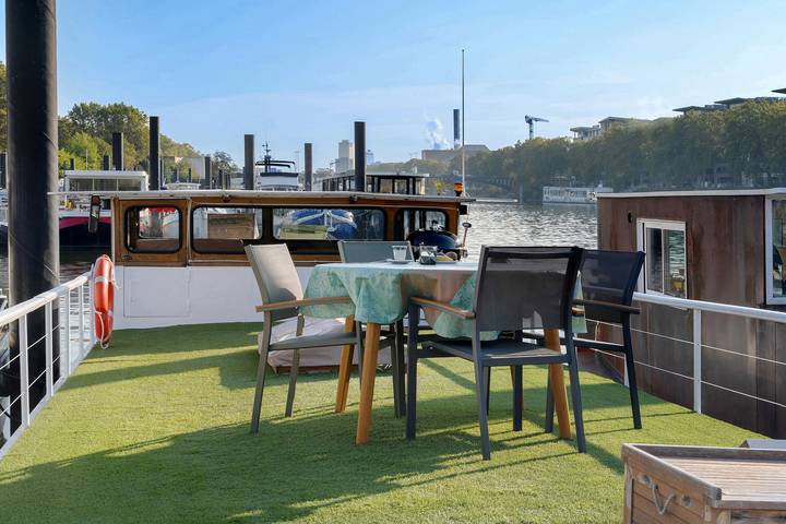 Chambre sur un bateau authentique avec terrasse privée à Paris in Asnières-sur-Seine, Hauts-de-Seine