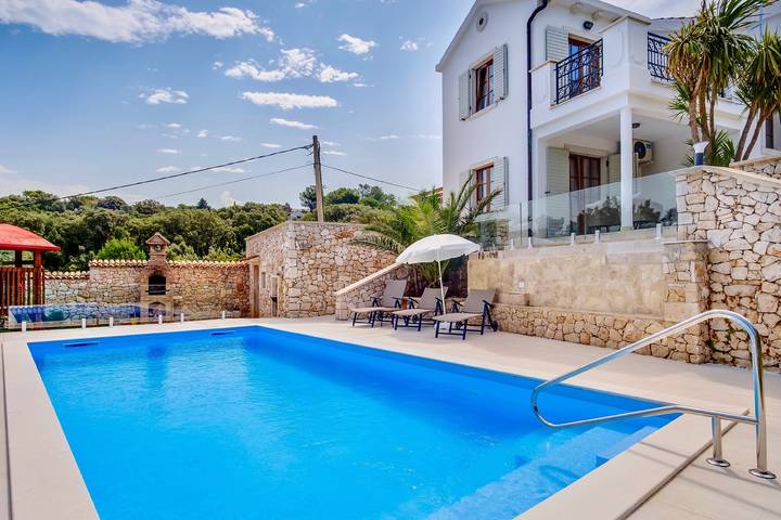 Villa für 8 Personen, mit Balkon und Garten sowie Pool auf Lošinj