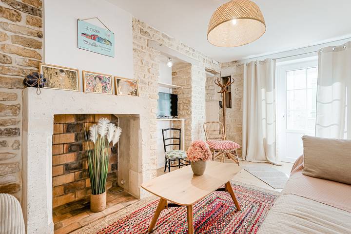 Maison de vacances 'Charmante Maison Pierre À Ors' avec terrasse privée in Le Château-d'Oléron, Côte de Beauté