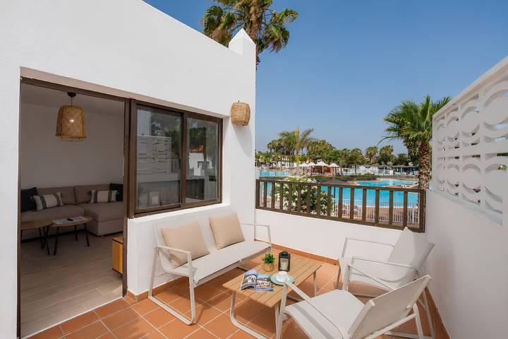 Apartamento inteiro, Apartamento 'Oasis Duna _ Casa Aizea Pool' com Piscina Partilhada, Varanda e Wi-Fi in Corralejo, La Oliva