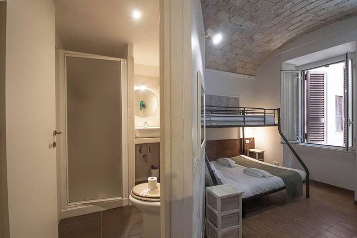 Colosseum: Exposed Brick Double & Private Bath in Rom Zentrum, Rom