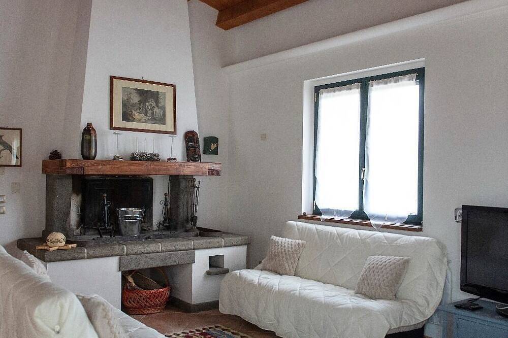 Farmhouse \"Life is beautiful,\" surrounded by greenery and one km from the center of Marta. in Marta, Province de Viterbo