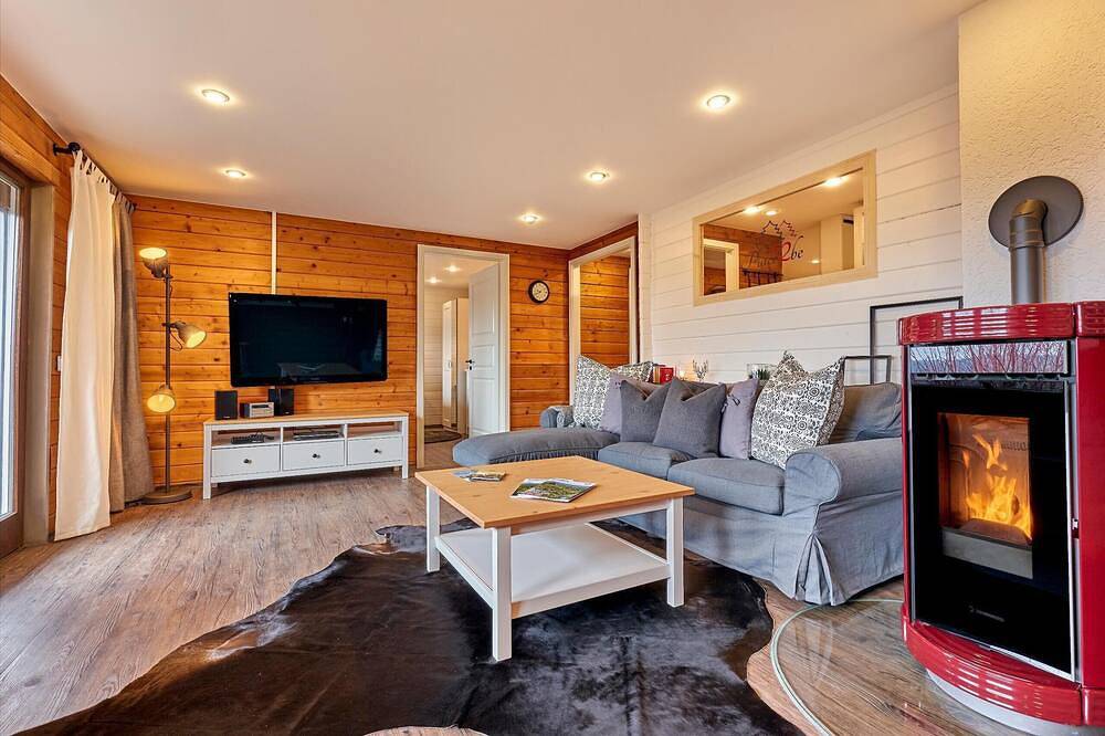 Ganze Wohnung, Modernes und gemütliches Holzhaus mit Kaminofen in Haus im Wald, Grafenau