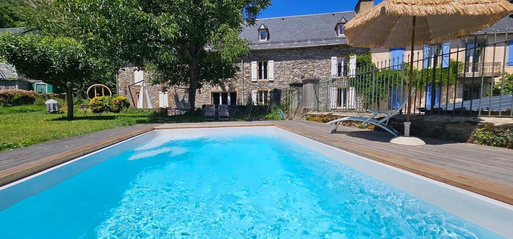 Gîte pour 4 personnes, avec sauna et piscine ainsi que jardin et vue à Antignac