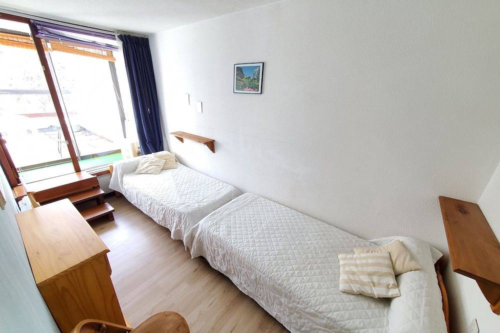 Entire apartment, Residence Au Pied Du Chateau De Murol in Murol, Volcans d'Auvergne Regional Nature Park