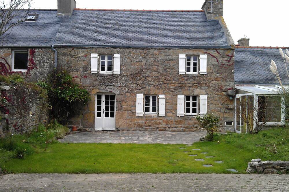 Authentique maison bretonne, donnant sur le port, 4 chambres, pour 8 personnes in Landunvez, Région de Brest