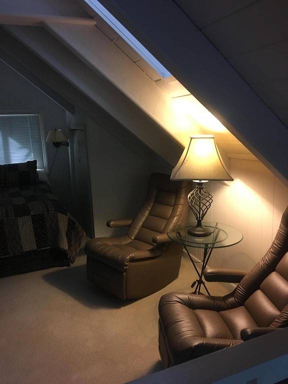 Vacation rental for 12 people, with sauna and hot tub as well as pool and terrace in Lake Lure