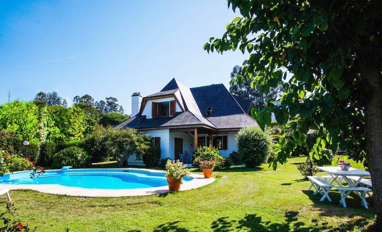 Chalet con piscina y 2000 m de jardín in Vigo, Costa de Galicia