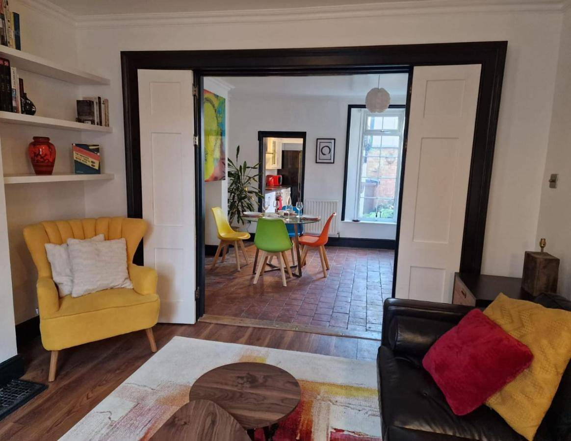 Entire apartment, No.2 Boutique Art Townhouse  in Lincoln, Lincolnshire
